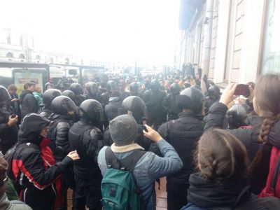 ОМОН окружает участников акции прпотив пыток на Малой Садовой, СПб., 28.10.18. Фото: Максим Расчупкин, t.me/nedimonspbinf